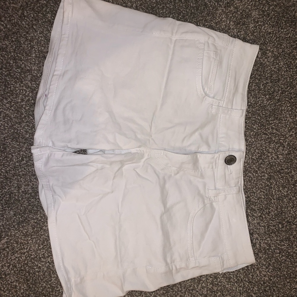 White American Eagle shorts